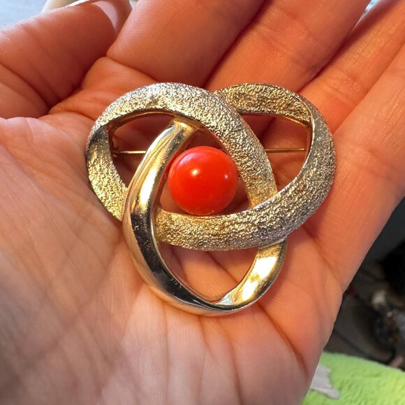 Sarah Coventry Coral Cabochon Gold Tone Circle Brooch 1.75 Inch - Picture 7 of 7